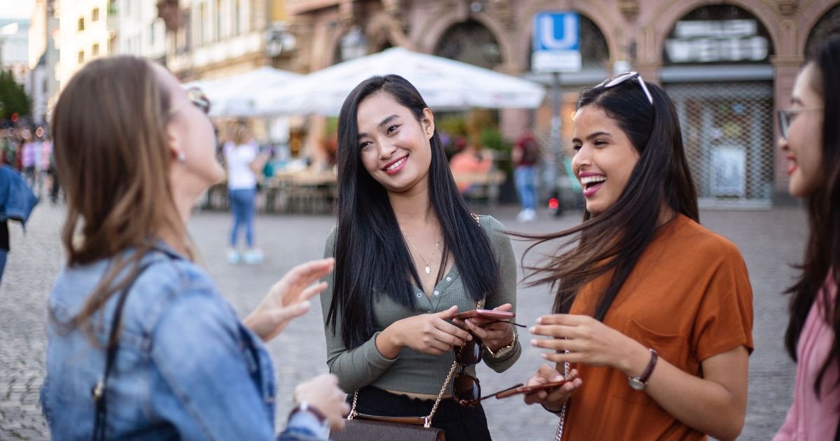 How Much Does a Tour Guide Earn in Vietnam in 2024? (Complete Breakdown) 1 Freelance Tour Guide