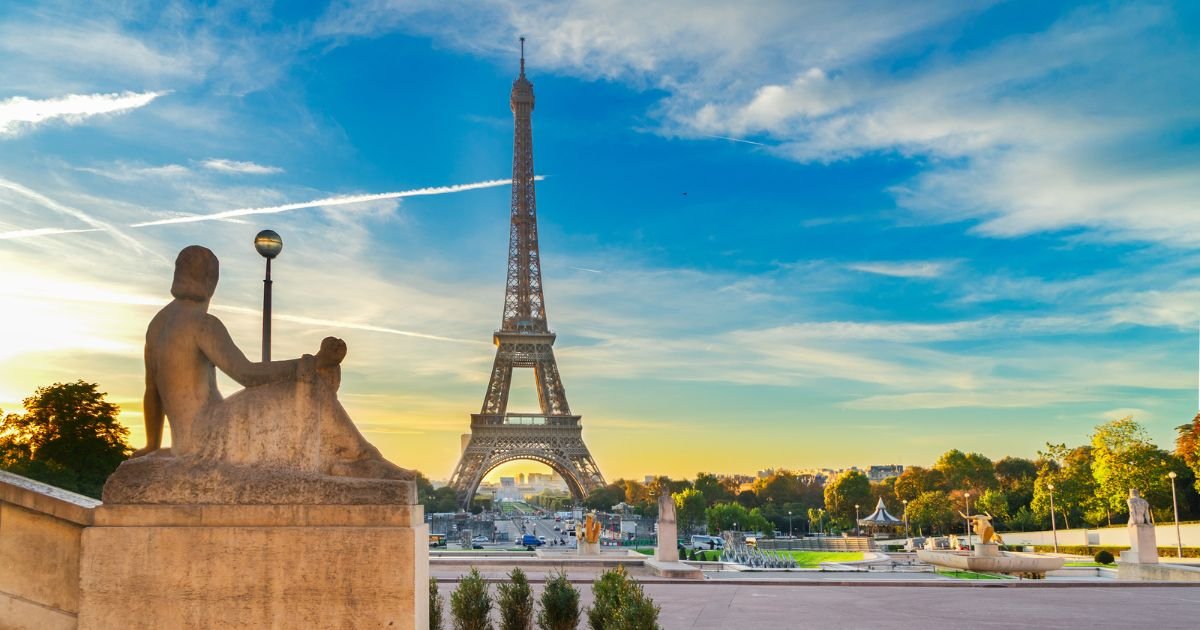 Where Do Tour Guides Make the Most Money? (Global Hotspots for 2024) 2 Global Hotspots For Top Tour Guide Salaries