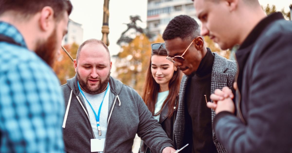 Tour Guide Vs Tour Leader Specialization And Expertise Areas